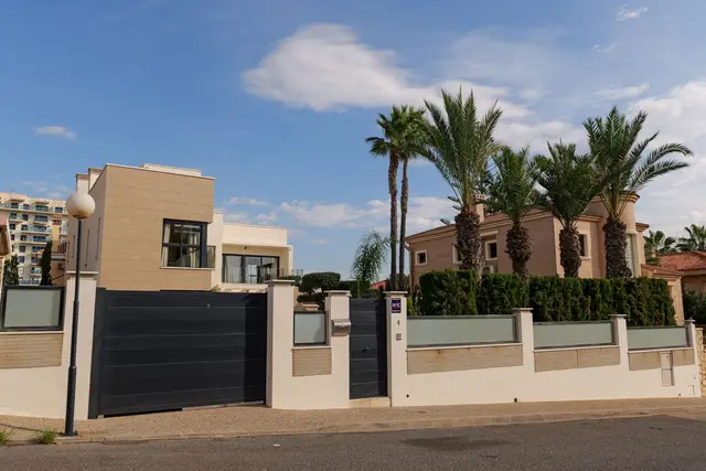 Villa F16 — Villa en venta en Torrevieja, Costa Blanca — miniatura 1